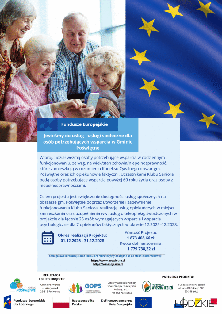Starsza kobieta siedzi przy stole i uśmiecha się, gdy opiekun podaje jej szklankę wody. W tle powiewa duża flaga UE. Tekst opisuje finansowany przez UE program wsparcia społecznego w gminie Poświętne dla osób potrzebujących pomocy.
